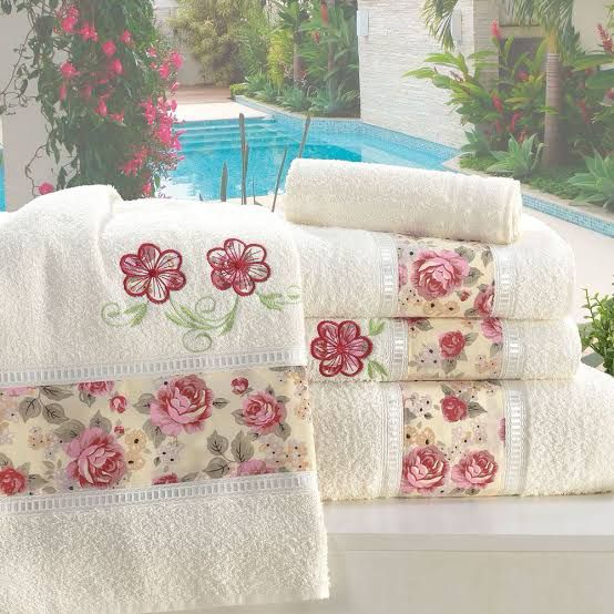 Conjunto de Toalhas Bordadas